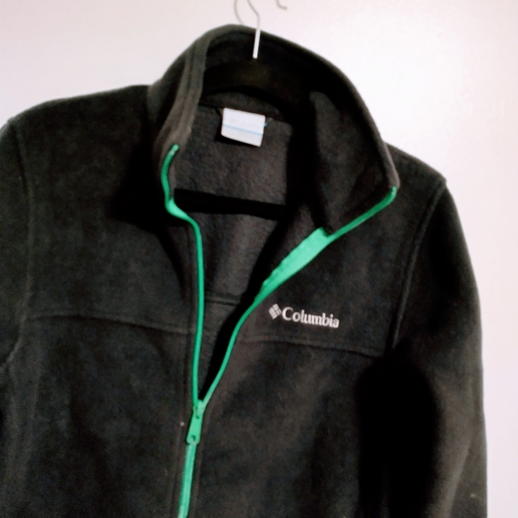 Columbia black fuzzy jacket with green at the zipper. Size small - Picture 4 of 4